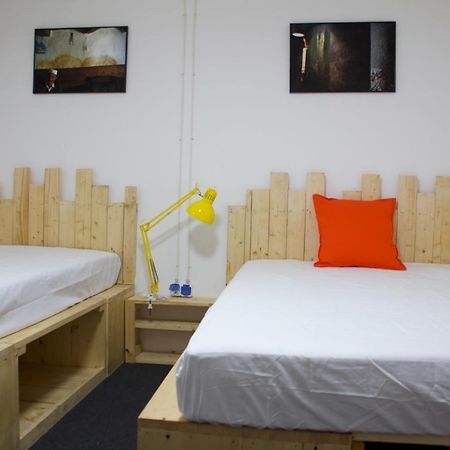 Banat 4 Hostel Bukarest Exteriör bild
