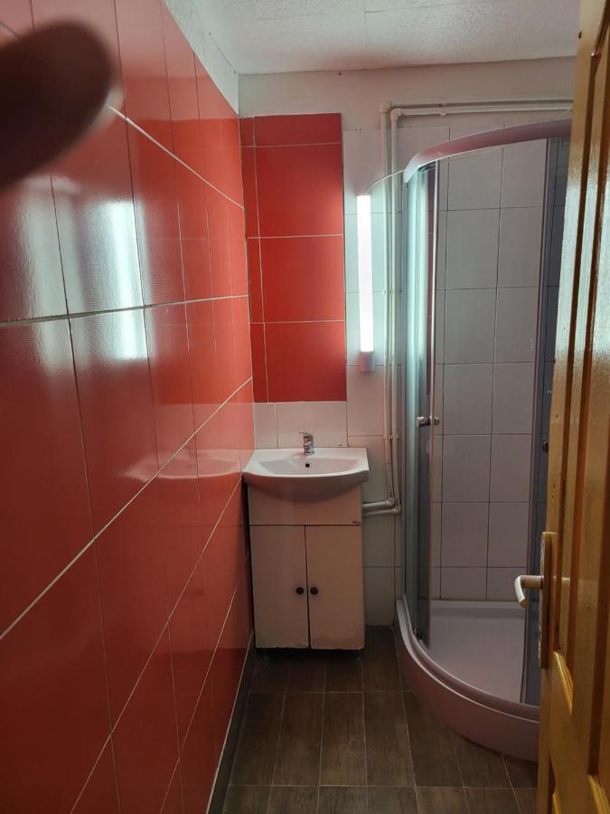Banat 4 Hostel Bukarest Exteriör bild