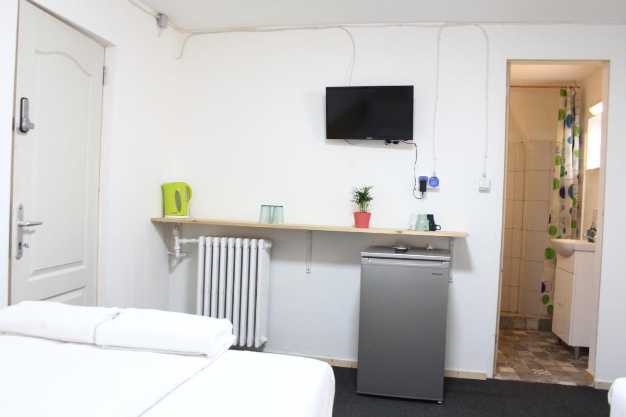 Banat 4 Hostel Bukarest Exteriör bild